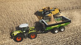 Поставляемый в желтом цвете для североамериканского рынка CLAAS LEXION 770 во время выгрузки -