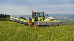 Compact hitch at the front linkage gives the mower generous ground clearance at headlands. -