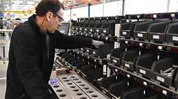 … support operators in a wide range of tasks, from receiving jobs to ticking off checklists. -