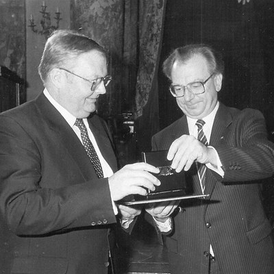 1987 | Helmut Claas (left) receives the Order of Merit of the German state of Baden-Württemberg from Minister-President Lothar Späth. -