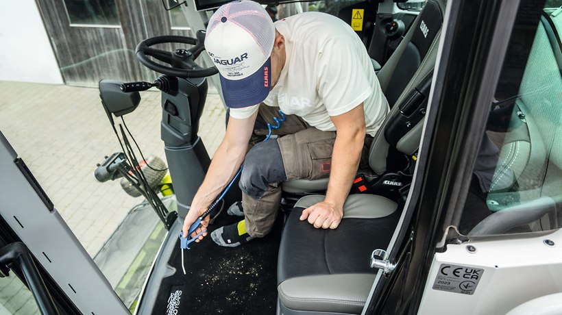 Compressed-air cleaning hose in the cab -